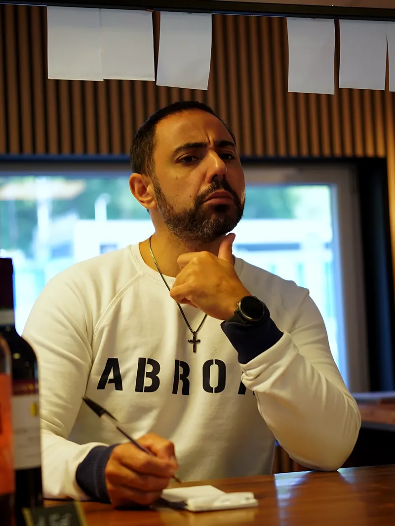 Massimo Bruno, pizzaiolo et fondateur de Mangio Pizza, assis au comptoir du restaurant à Saint-Jeoire